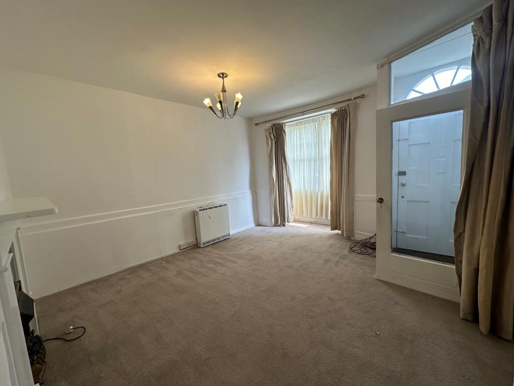 Lot: 81 - PERIOD VILLAGE PROPERTY ARRANGED AS TWO FLATS WITH POTENTIAL - Ground floor flat living room